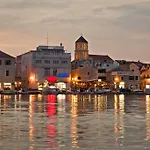 In With Air Conditioning, Wifi, Dishwasher, Pool 4932-5 * Vodice