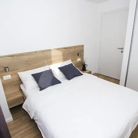 In With Air Conditioning, Wifi, Dishwasher, Pool 4932-5