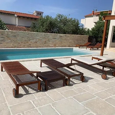 In With Air Conditioning, Wifi, Dishwasher, Pool 4932-5