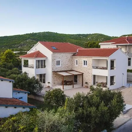 In With Air Conditioning, Wifi, Dishwasher, Pool 4932-5 *