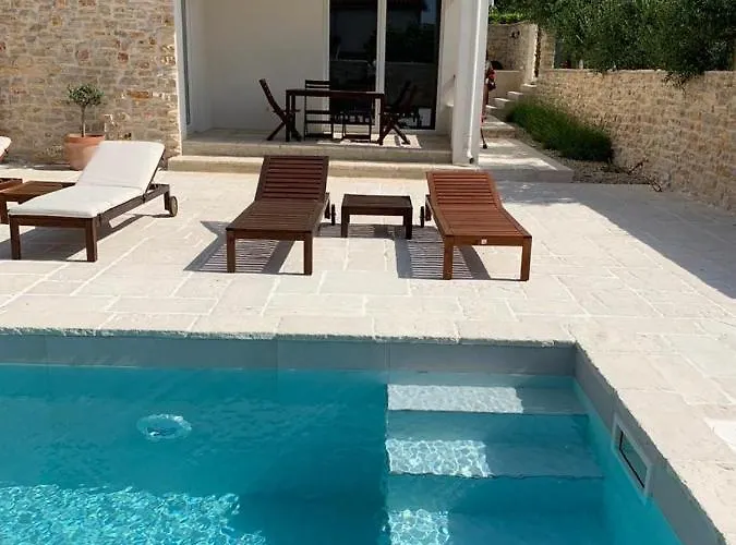 In With Air Conditioning, Wifi, Dishwasher, Pool 4932-5 *