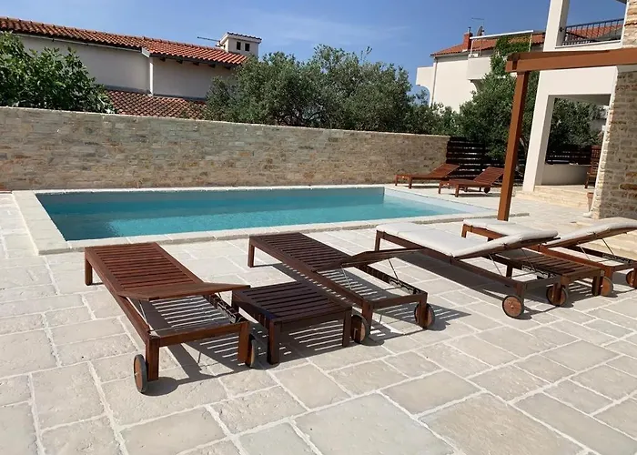 In With Air Conditioning, Wifi, Dishwasher, Pool 4932-5